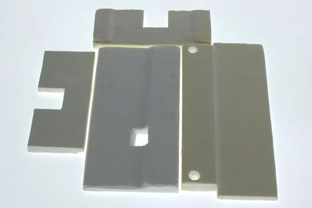 Weiße Isolierplatten von Bosch, unregelmäßig geformt, aus leichtem Material, ohne erkennbare Maße oder spezifische Beschriftungen, auf heller Unterlage angeordnet.